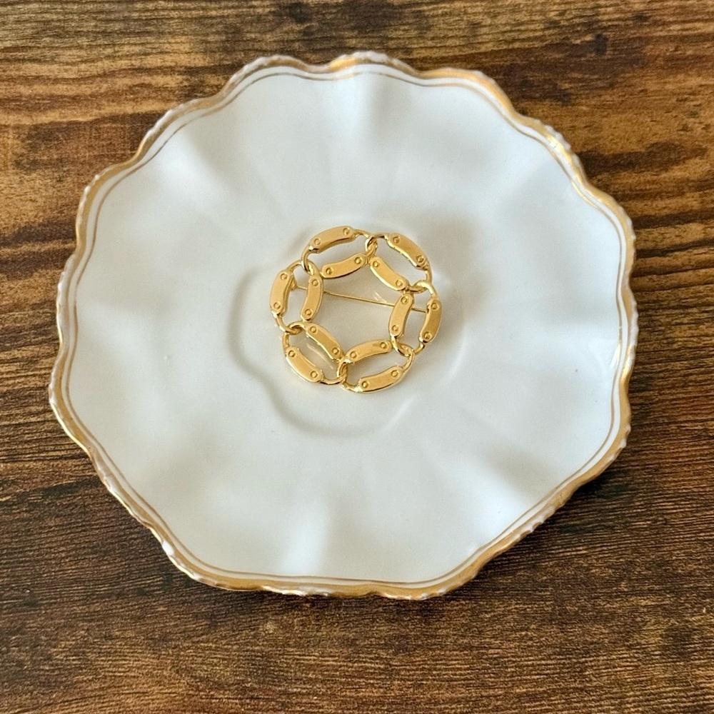 Vintage Gold Tone Circle Brooch